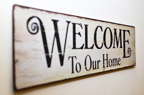 Panneau Welcome to our home. Image par Robert Fotograf de Pixabay