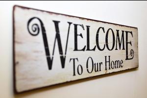 Panneau Welcome to our home. Image par Robert Fotograf de Pixabay
